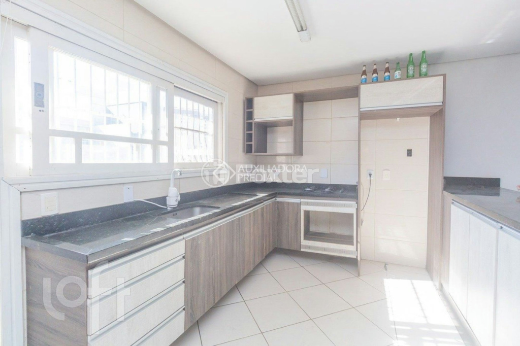 Casa à venda com 3 quartos, 232m² - Foto 4