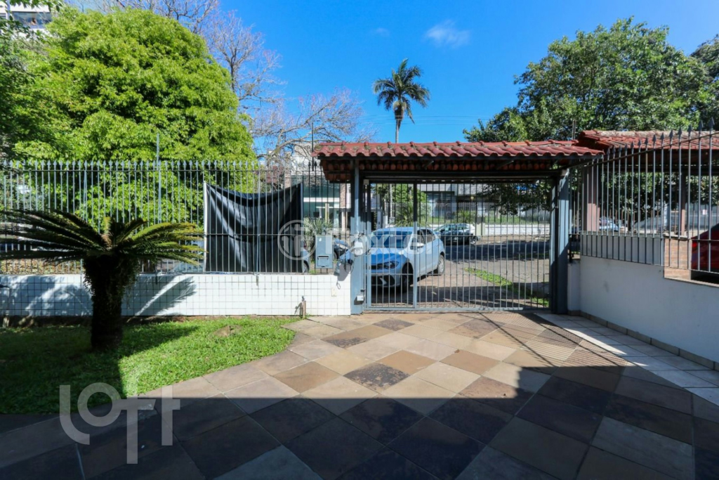 Casa à venda com 6 quartos, 227m² - Foto 2